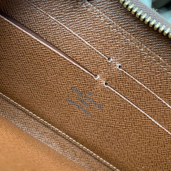 LOUIS VUITTON ZIPPY WALLET - Picture 8 of 11